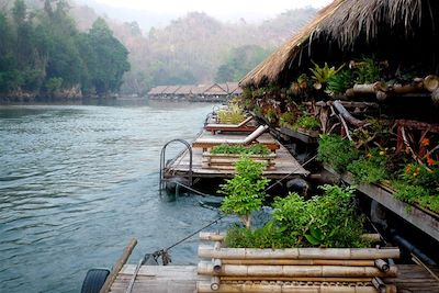 © Ingrid Morel - Hôtel flottant River Kwai Jungle Rafts - Parc national Erawan - Province de Kanchanaburi - Thaïlande Hôtel flottant River Kwai Jungle Rafts - Parc national Erawan - Province de Kanchanaburi - Thaïlande