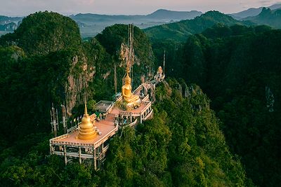© Jitti / Adobe Stock - Tiger Cave Temple - Krabi -Thaïlande Tiger Cave Temple - Krabi -Thaïlande