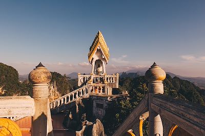 © Artur / Adobe Stock - Tiger Cave Temple - Krabi - Thaïlande Tiger Cave Temple - Krabi - Thaïlande