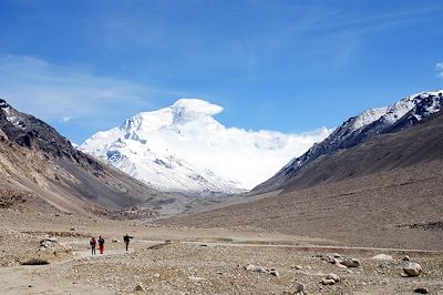 © ANDREW WRIGHTING / Alamy / Hemis - La face nord de l'Everest domine la vallée de Rongbuk au Tibet La face nord de l'Everest domine la vallée de Rongbuk au Tibet