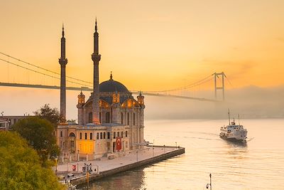 © Jon Arnold Images/ hemis.fr - Ortakoy Camii et le pont du Bosphore - Istanbul - Turquie Ortakoy Camii et le pont du Bosphore - Istanbul - Turquie