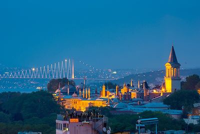 Palais de Topkapi et le premier pont du Bosphore - Istanbul - Turquie