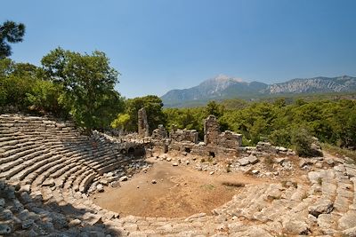 © Images & Stories / Alamy / Hemis - Amphithéatre - Phaselis - Côte lycienne - Turquie Amphithéatre - Phaselis - Côte lycienne - Turquie