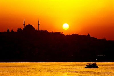 © Jean-Pierre Coston - Coucher de soleil sur Istanbul - Turquie Coucher de soleil sur Istanbul - Turquie