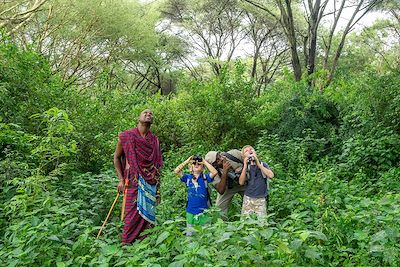 Enfants regardant à travers des jumelles - Tanzanie
