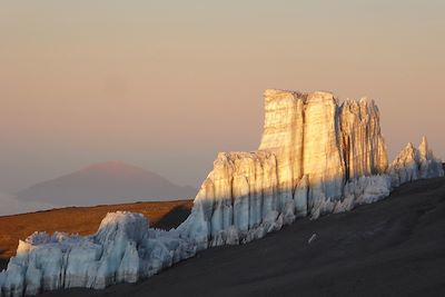 Glacier et Meru lors de l'ascension finale - Ascension du Kilimandjaro - Tanzanie