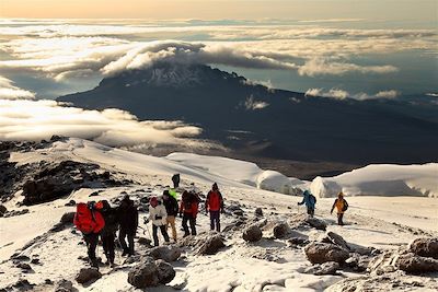 Ascension du Kilimandjaro vers 5850m avec le Mawenzi en arrière plan - Tanzanie