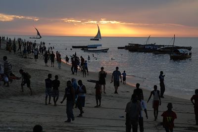 © Jean-Bernard Desbat - Plage de Stone Town, la vieille ville arabe de Zanzibar Plage de Stone Town, la vieille ville arabe de Zanzibar