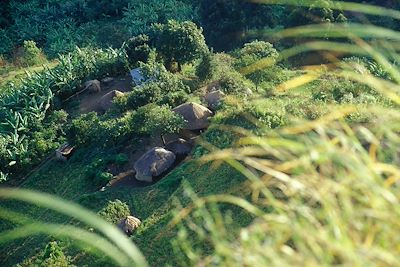 © Bartek Wrzesniowski / Alamy / Hemis - Village vers les chutes Sipi - Ouganda Village vers les chutes Sipi - Ouganda