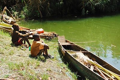 Enfants au marais de Bigodi - Ouganda