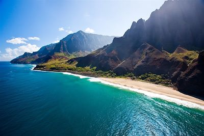 Vue aérienne de la côte de Na Pali sur l'île Kauai - Hawaï