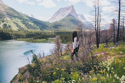 Jeune femme observant le glacier - Parc National de Glacier - Montana - Etats-Unis