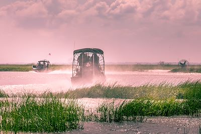 © Martina / AdobeStock - Airboat dans les Everglades - Floride - Etats-Unis Airboat dans les Everglades - Floride - Etats-Unis