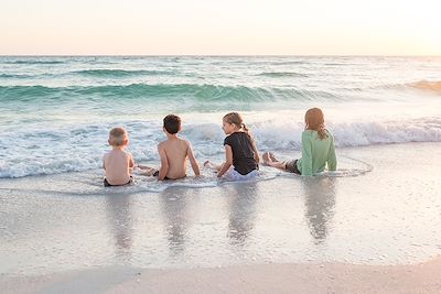 © Alison Winterroth / Stocksy - Groupe d'enfants sur une plage de Floride - Etats-Unis Groupe d'enfants sur une plage de Floride - Etats-Unis