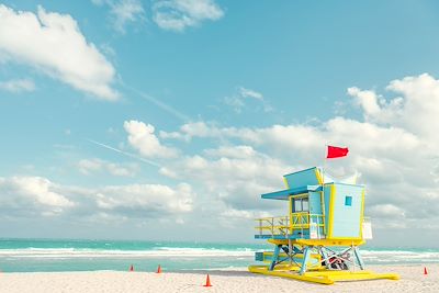 © Andrew Thomas / Stocksy - Plage de Miami et une cabine de sauveteur - Floride - Etats-Unis Plage de Miami et une cabine de sauveteur - Floride - Etats-Unis