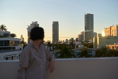 © Studio Sincère / Stocksy - Rooftop donnant sur un coucher de soleil à Miami - Floride - Etats-Unis Rooftop donnant sur un coucher de soleil à Miami - Floride - Etats-Unis
