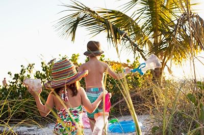 © Kinzie Riehm / Getty - Enfants jouant sur une plage de Sanibel - Floride - Etats-Unis Enfants jouant sur une plage de Sanibel - Floride - Etats-Unis