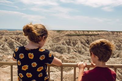  Deux enfants dans le parc national  des Badlands, Dakota du Sud, USA