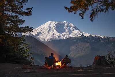 © Cavan Images / Getty Images - Camping devant le Mont Rainier - Oregon Camping devant le Mont Rainier - Oregon