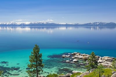 Pratique du kayak sur le lac Tahoe