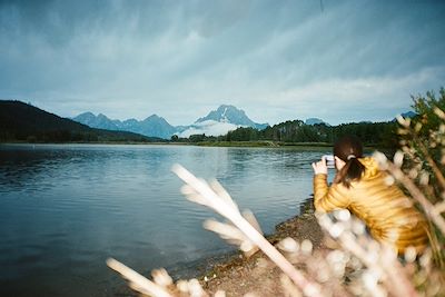 Jeune femme prenant une photo du paysage - Parc national du Grand Teton - Wyoming - Etats-Unis