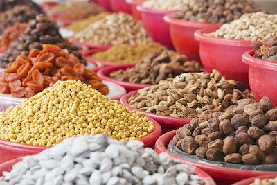 Fruits secs et épices au marché de Samarcande