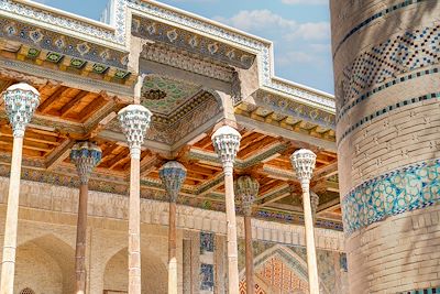 Les colonnes ornées de la mosquée Bolo Hauz (Bolo Hauz masjidi) à Boukhara, en Ouzbékistan