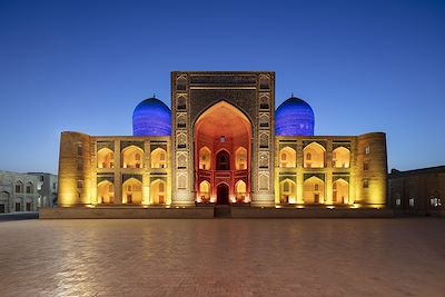 La mosquée Kalon illuminée au coucher du soleil
