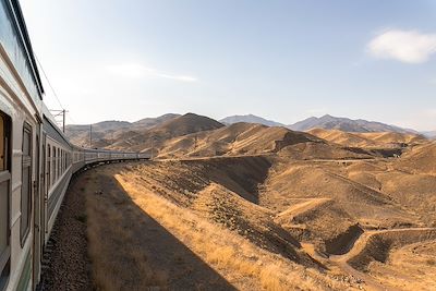 Train dans les montagnes d'Ouzbékistan