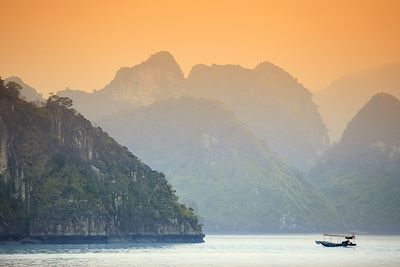 © Robert Harding / hemis.fr - Baie d'Halong au coucher du soleil - Vietnam Baie d'Halong au coucher du soleil - Vietnam