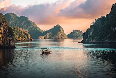 © Coen Jager / 500px / Getty Images - Bateau sur la baie d'halong au coucher du soleil Bateau sur la baie d'halong au coucher du soleil