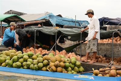 Vendeur de noix de coco - Marché flottant - Delta du Mékong - Vietnam