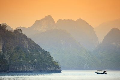 Baie d'Halong au coucher du soleil - Vietnam