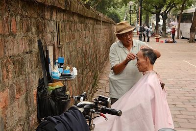 © Denis Chambon - Coiffeur dans la rue - Hanoi - Vietnam Coiffeur dans la rue - Hanoi - Vietnam