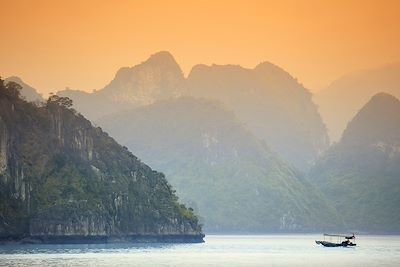 © Robert Harding / hemis.fr - Baie d'Halong au coucher du soleil - Vietnam Baie d'Halong au coucher du soleil - Vietnam