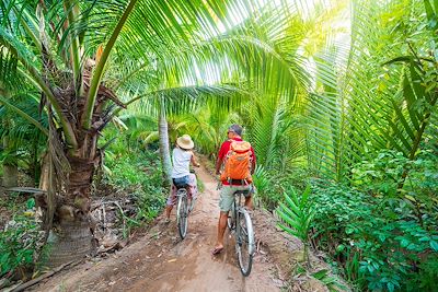 © fabio lamanna / Adobe Stock - Vélo à Ben Tre - Vietnam Vélo à Ben Tre - Vietnam