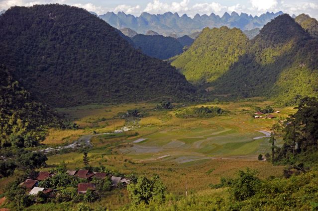 Image Baie d'Halong et tribus du Tonkin