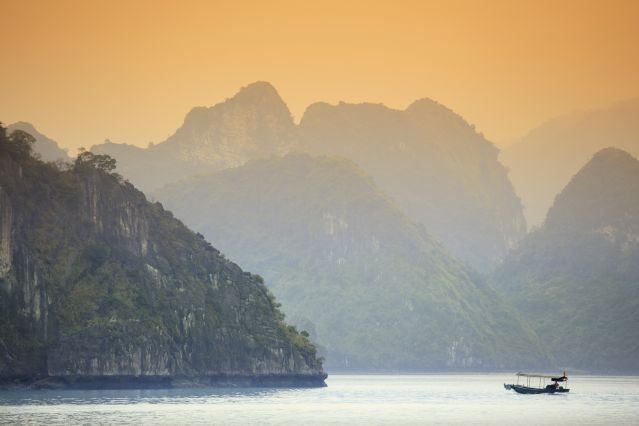 Baie d Halong au coucher du soleil - Vietnam