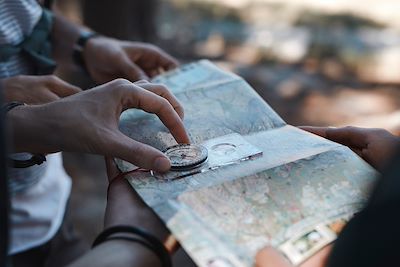 Randonnée avec une boussole et une carte
