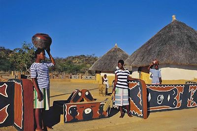 © South African Tourism - Femmes de l'ethnie venda - Province de Limpopo - Afrique du Sud Femmes de l'ethnie venda - Province de Limpopo - Afrique du Sud