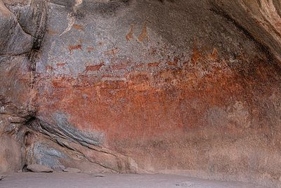 Peintures rupestres - Grotte de Nswatugi - Matobo Hills  - Zimbabwe