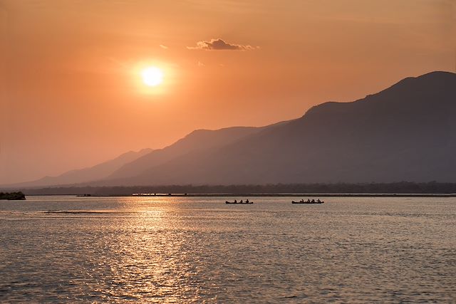 Safari en véhicule : Au fil du Zambèze, safari en canoë, Mana Pools Voyage Au fil du Zambèze, safari en canoë, Mana Pools