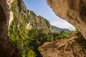 Tewet, Le dayak aux mille grottes