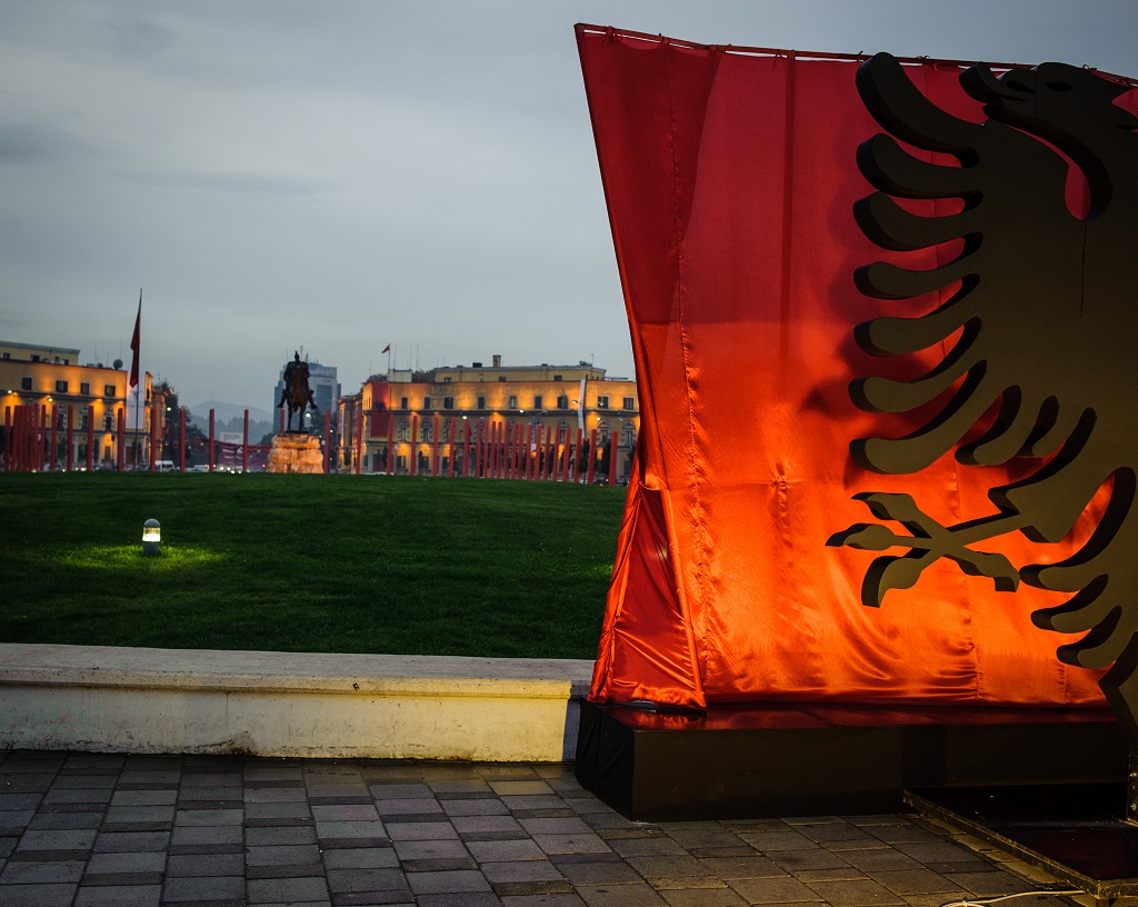 Le drapeau albanais installé sur la place Skanderbeg pour le jour de l'indépendance du 28 novembre à Tirana - ©Guillaume Herbaut