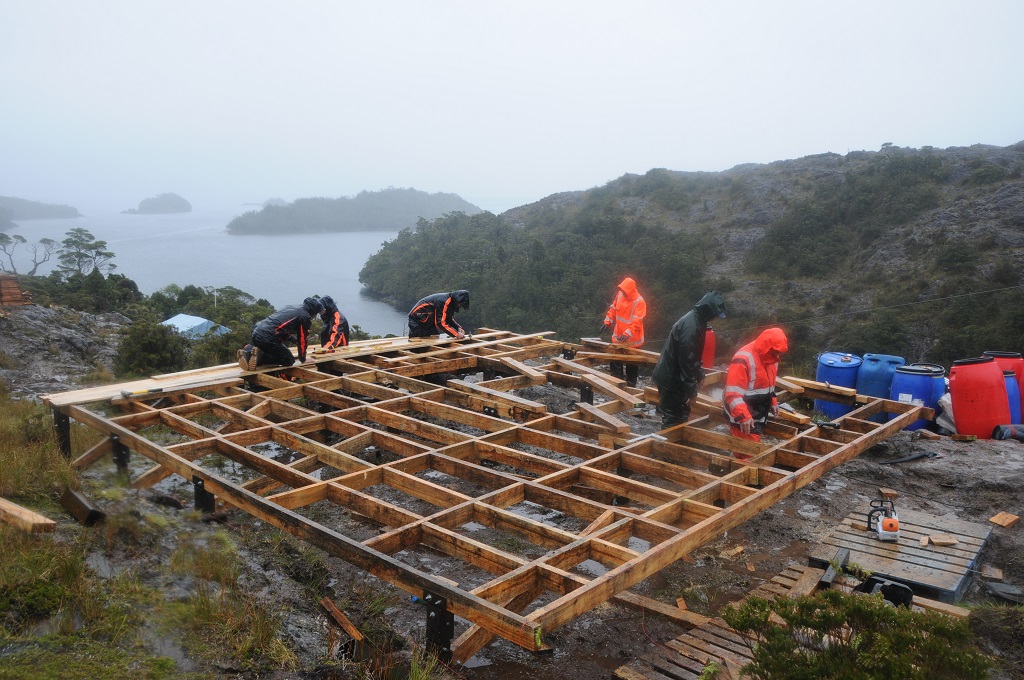 Chantier : un plancher horizontal à l'abri des eaux. Bientôt, nous serons au sec !