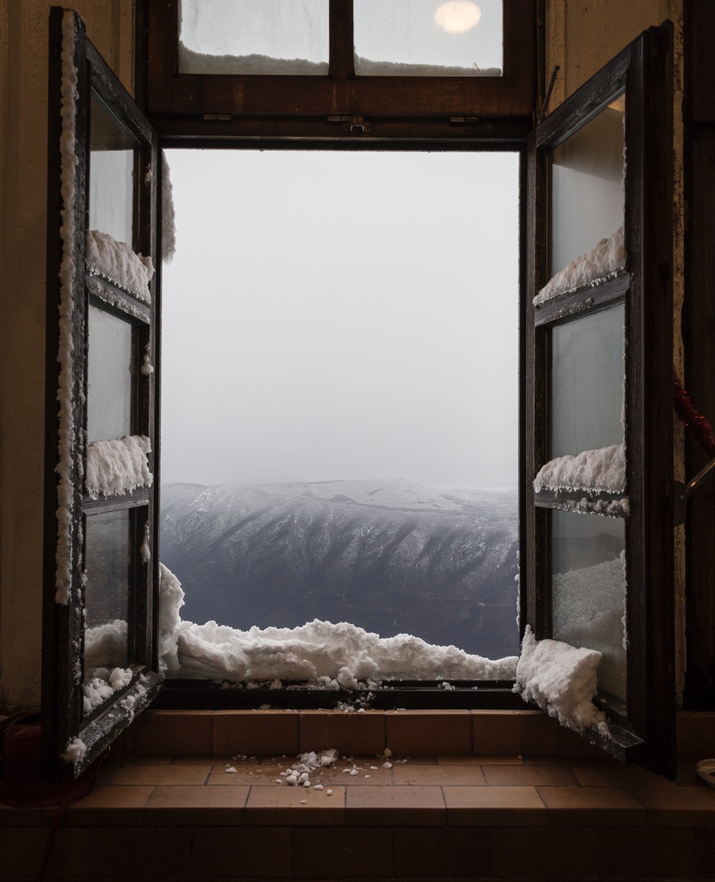 Fenêtre de la galerie principale. La neige couvre l’Aigoual parfois jusqu’au mois de mai, ces chutes pouvant atteindre 1,86 m en 24 h et rendre l’accès au bâtiment presque impossible. - ©Florence Joubert