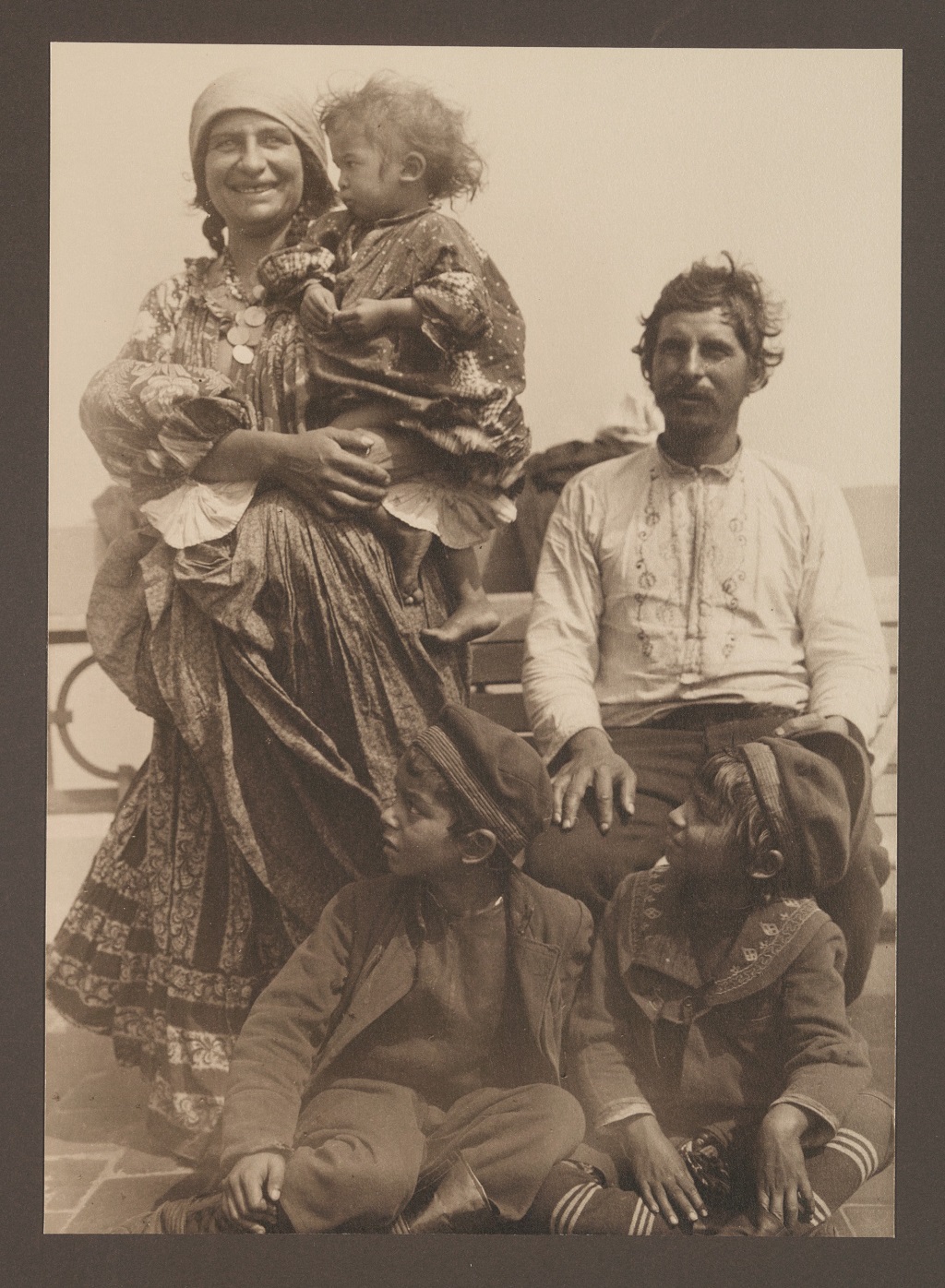 Famille tsigane photographiée après son arrivée à Ellis Island au début du XXe siècle. - - ©Augustus Sherman / The New York Public Library Digital Collections