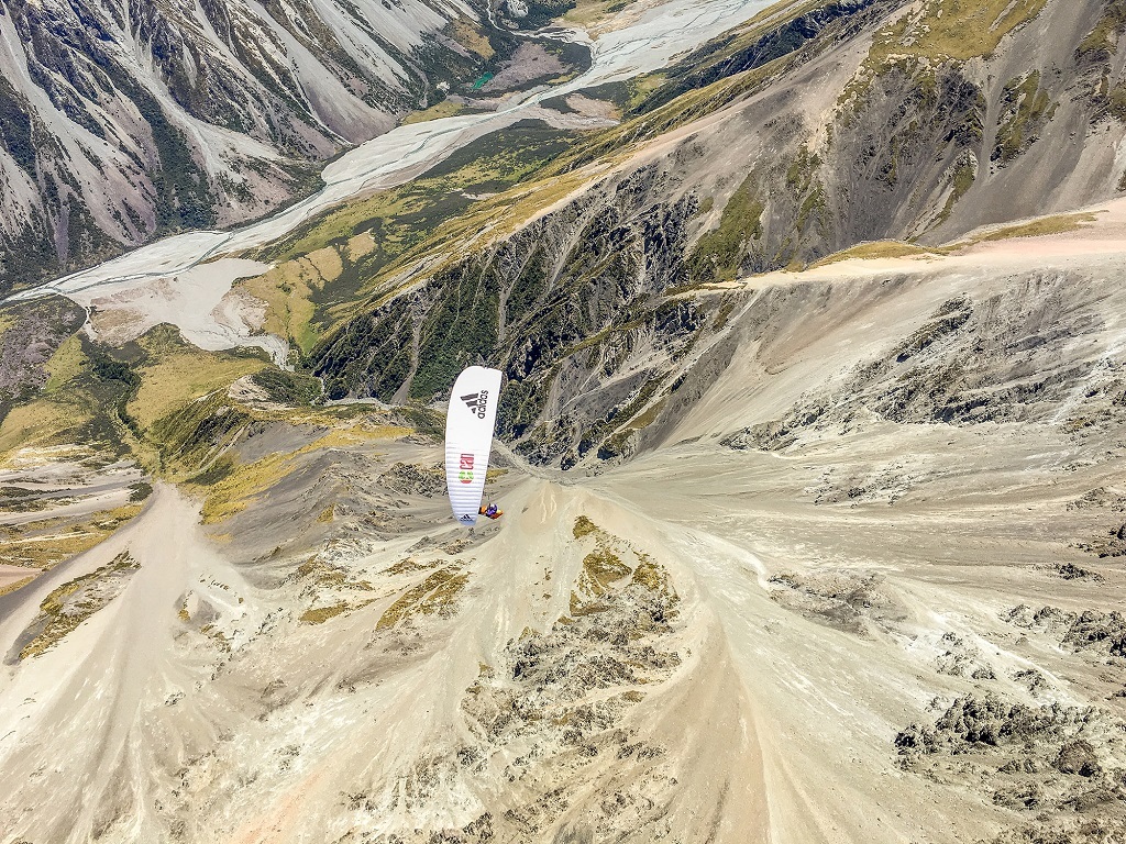 Vol de sept lieux. L'une des nombreuses vallées survolées. Une aubaine puisqu’il est bien plus difficile et éprouvant de marcher que de voler.