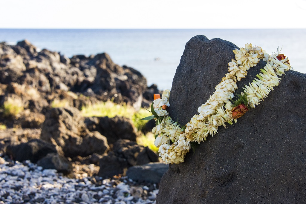 Site de Lapakahi : des colliers lei ornent un rocher en mémoire des familles de pêcheurs vivant il y a six cents ans dans ce village du nord-ouest de l'île d'Hawaï - ©Solveig Placier