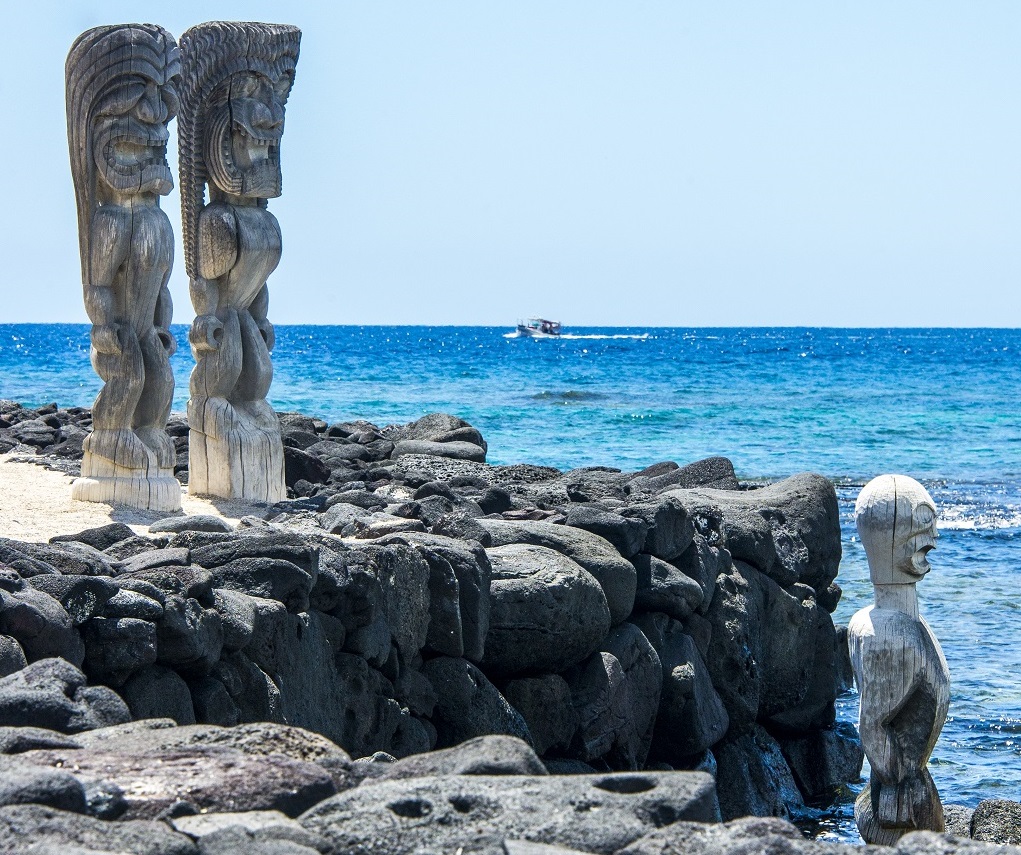 Pu'Uhonua O Honaunau : sur ce site célèbre de l'île d'Hawaï, les statues en bois de divinités, les ki i, regardent la baie. - ©Solveig Placier